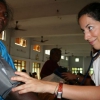 Sarah visita una donna indiana